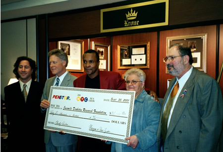 Sugar Ray Leonard accepts the giant $35,100. check from the Zuckers and Robert Kronenberger.