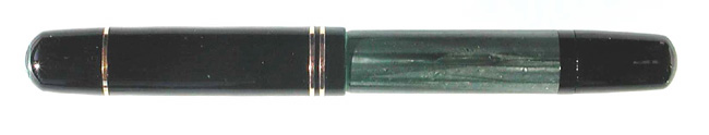 A variant of the Pelikan 100N was made without a clip to go smoothly into women’s purses. These pens did not have the common ribbon ring often found on women’s pens. From the collection of Gerhard Brandl, photography by Gerhard Brandl.